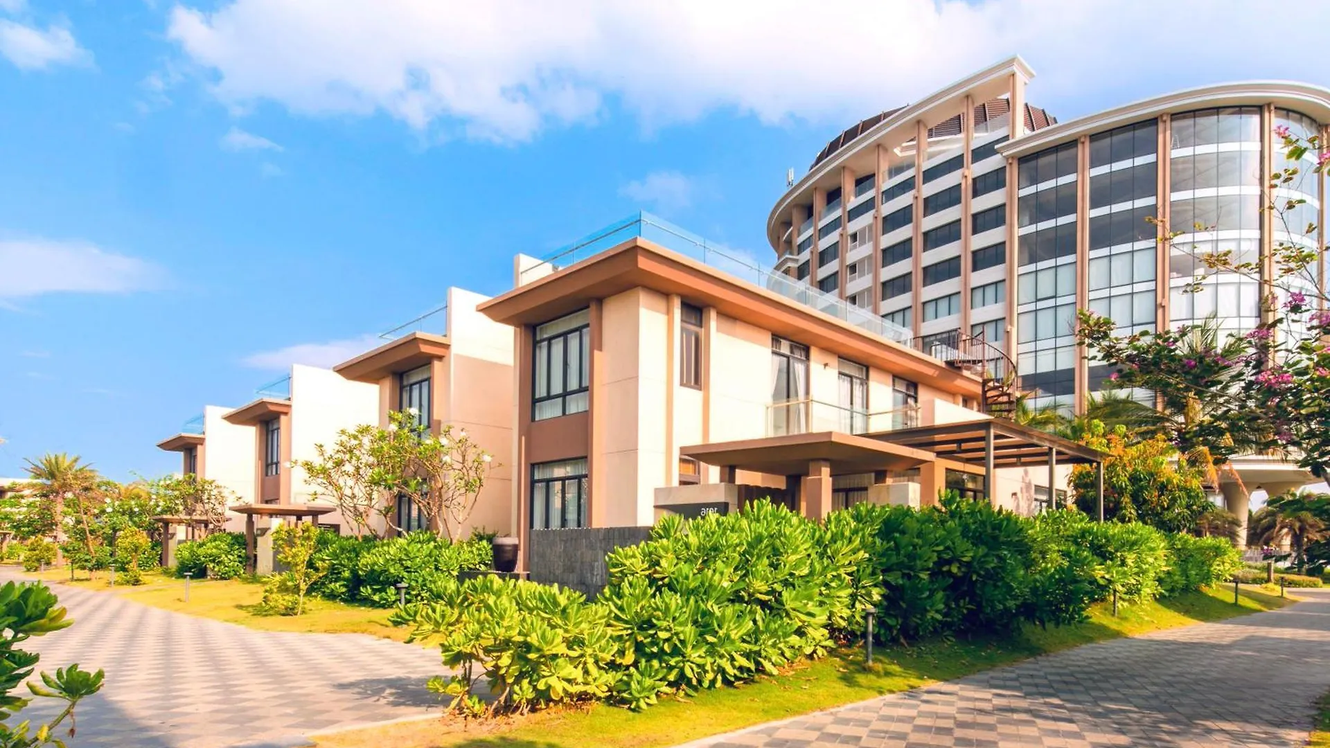 Sunny Smes - Virgo Nha Trang Apartment Vietnam