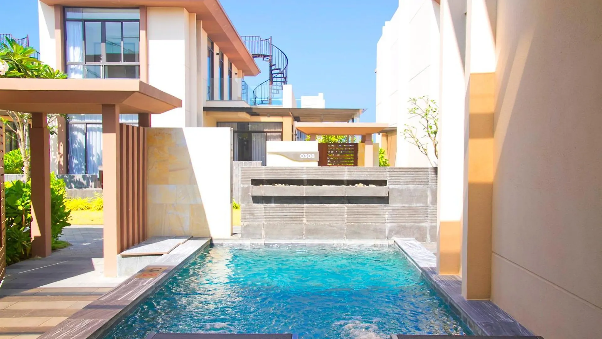 Sunny Smes - Virgo Nha Trang Apartment